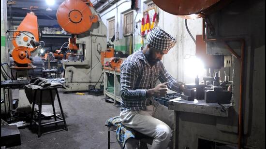 The small-scale industry has been protesting the government’s order for making BIS-certified reflectors compulsory on bicycles from January 1, 2023. The representatives, including the association’s president, had sat on a hunger strike last week. They had called it off after BJP leaders assured to resolve the matter. (HT File) The small-scale industry has been protesting the government’s order for making BIS-certified reflectors compulsory on bicycles from January 1, 2023. The representatives, including the association’s president, had sat on a hunger strike last week. They had called it off after BJP leaders assured to resolve the matter. (HT File)