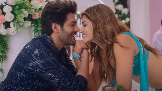 Kartik Aaryan and Kriti Sanon in a still from Shehzada song Chedkhaniyan.