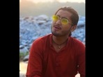 Man singing a soulful version of Kesariya in five languages.(Instagram/@himhansmusic) Man singing a soulful version of Kesariya in five languages.(Instagram/@himhansmusic)