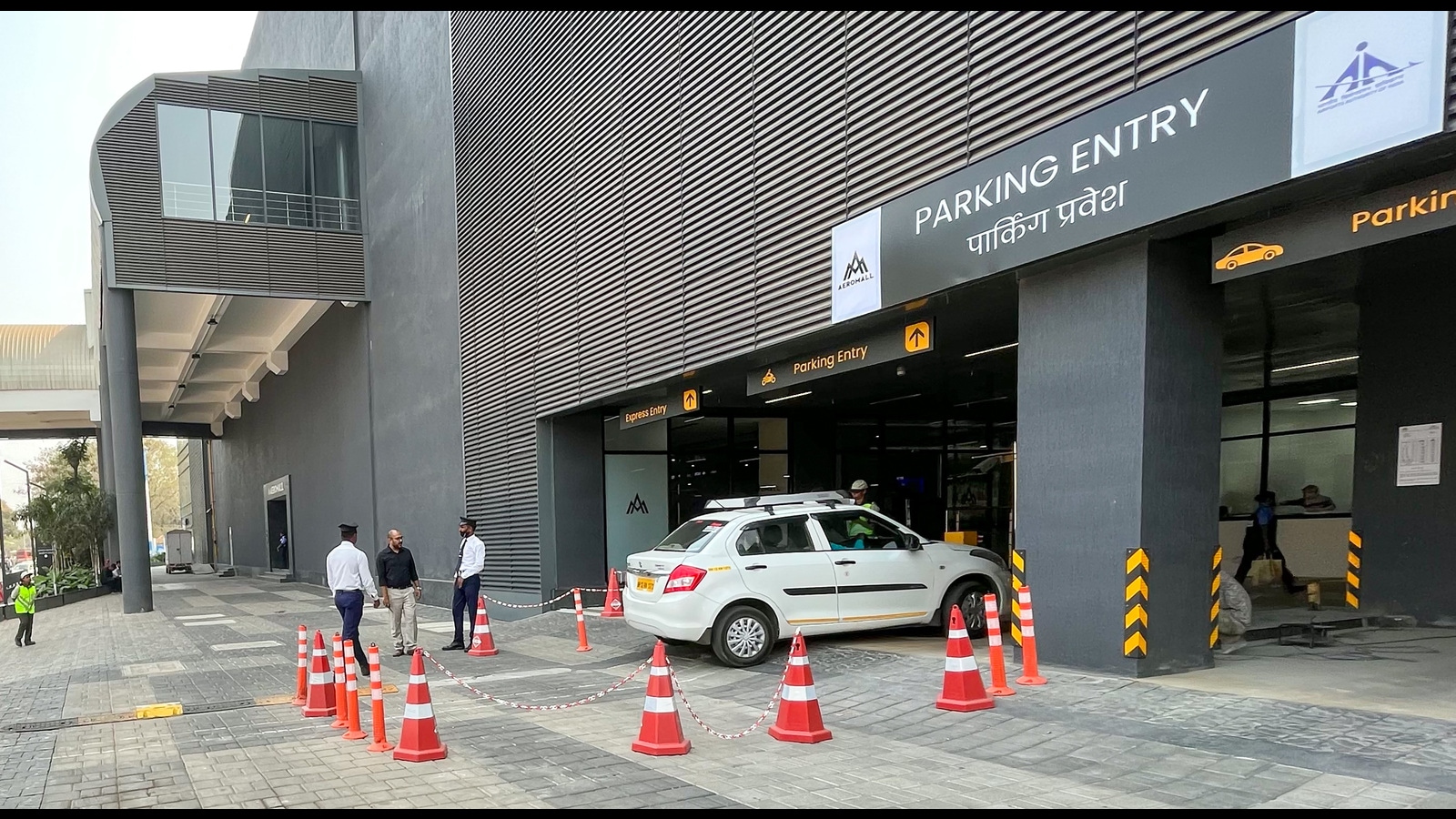 Auto rickshaw drivers await to get space in Aero Mall | Hindustan Times