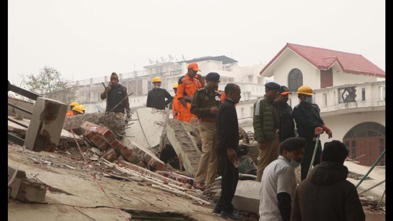 Condolences pour in for building collapse victims - Hindustan Times