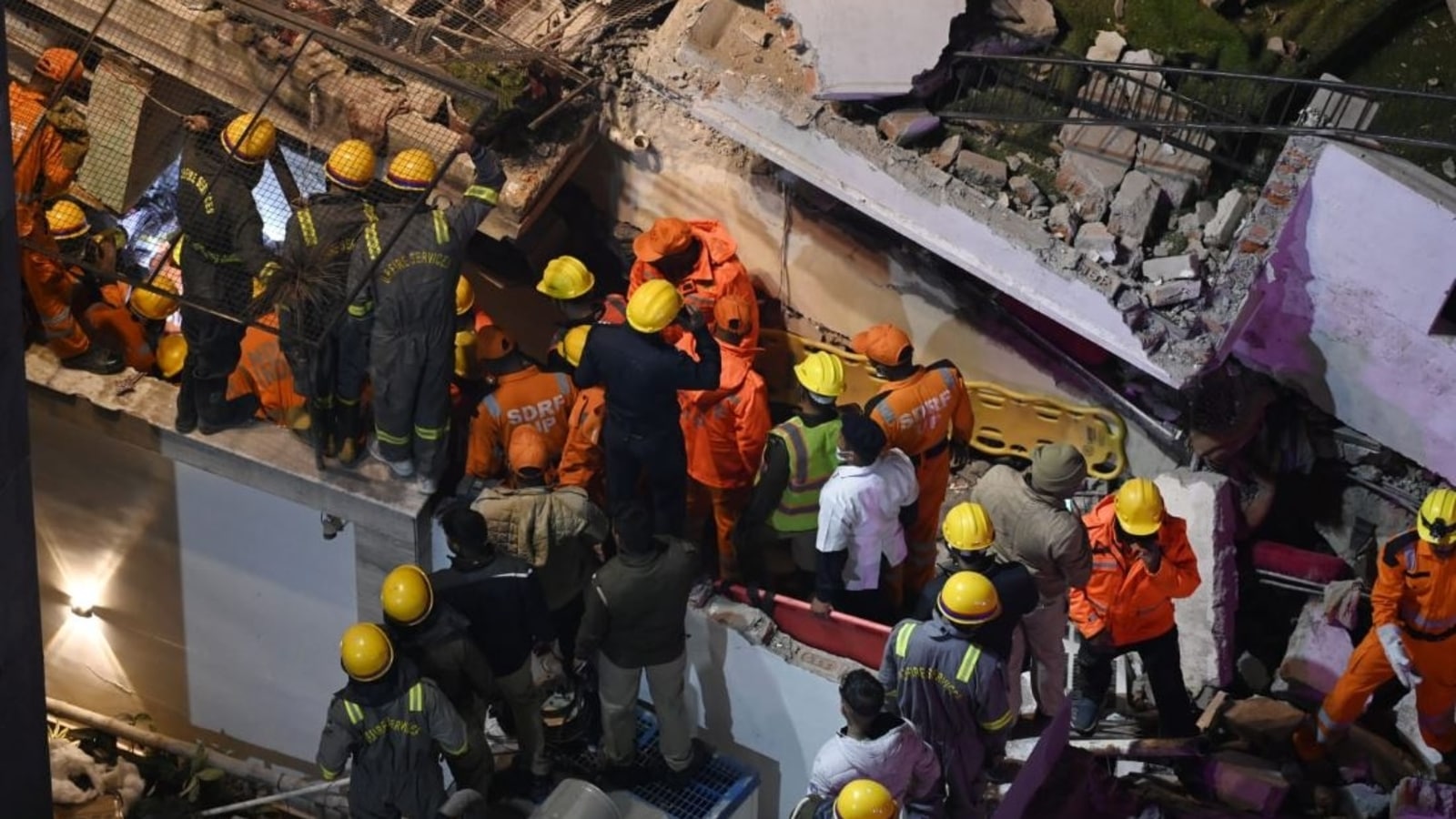 लखनऊ में इमारत गिरी, मलबे से 13 लोगों को जिंदा निकाला गया- Building collapses in Lucknow, 13 people pulled out alive from the debris