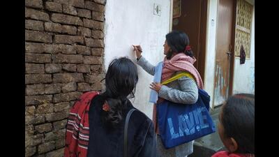 An enumerator marks a house during the caste-based survey in Patna. (HT Photo)