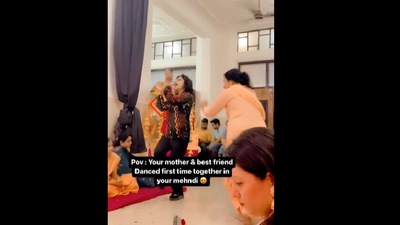 Brides mom and friend dances to Uden Jab Jab Zulfen Teri. (Instagram/@herbestmoves) Brides mom and friend dances to Uden Jab Jab Zulfen Teri. (Instagram/@herbestmoves)