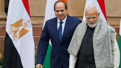 Egyptian President Abdel Fattah El Sisi walks with Prime Minister Narendra Modi before their meeting at the Hyderabad House in New Delhi. (Reuters)