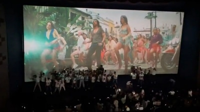SRK fans dancing to Pathaan’s Jhoome Jo Pathaan inside a movie hall. (Twitter/@_RCBTweets04)