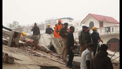 The second day of rescue operations at Wazir Hasan Road in Lucknow where the building collapsed. (HT Photo)
