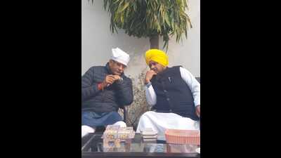 Union minister Gajendra Singh Shekhawat interacts with Akal Takhat jathedar Giani Harpreet Singh at Takht Damdama Sahib at Talwandi Sabo in Bathinda on Wednesday. (HT Photo)