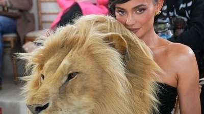 An oversized brooch? Kylie Jenner's outfit sparked much chatter online (Michel Euler/AP Photo/picture alliance) An oversized brooch? Kylie Jenner's outfit sparked much chatter online (Michel Euler/AP Photo/picture alliance)