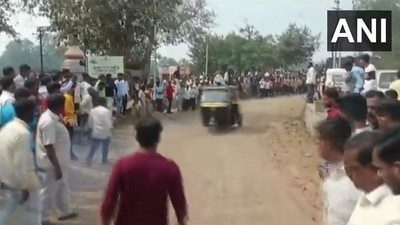 Auto driver racing in reverse in full speed in Maharashtra’s Haripur village. (Twitter/@ANI) Auto driver racing in reverse in full speed in Maharashtra’s Haripur village. (Twitter/@ANI)