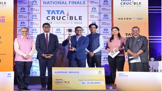 From L To R : Harish Bhat, Brand Custodian, Tata Sons; Sidharth Sharma, General Counsel, Tata Sons; Rajarshi Chanda, National Champion; Adrian Terron, Head Corporate Brand & Marketing Strategy, Tata Group; Quiz hosts Rashmi and Giri