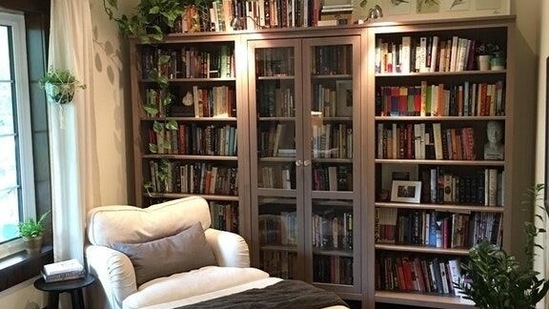 Incorporate natural elements into your decor: Bringing elements of nature into your home can create a sense of warmth and comfort. This can be done through the use of plants, wood accents, and natural fibers.(Pinterest)