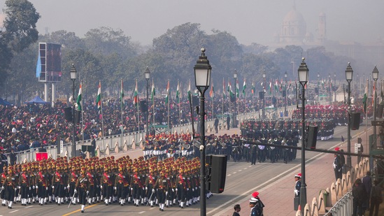 Contingents of the Indian Armed Forces march past during the full dress rehearsal of the Republic Day Parade 2023, at Kartavya Path in Delhi, Monday.(PTI)