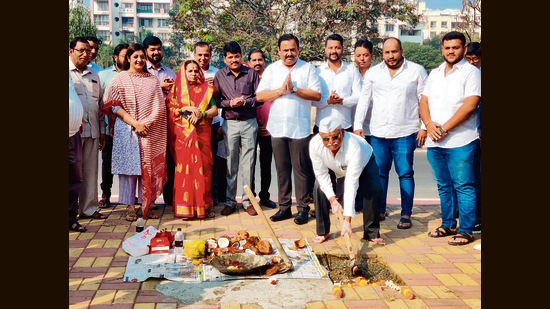 The foundation stone for the 150 feet tall flag post in Wanowrie, which is being constructed at a cost of <span class='webrupee'>₹</span>1.50 crore was laid on Tuesday. (HT PHOTO)