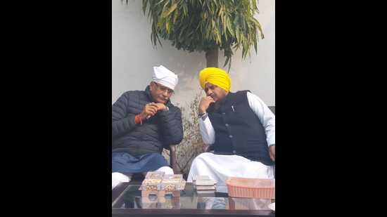 Union minister Gajendra Singh Shekhawat interacts with Akal Takhat jathedar Giani Harpreet Singh at Takht Damdama Sahib at Talwandi Sabo in Bathinda on Wednesday. (HT Photo) Union minister Gajendra Singh Shekhawat interacts with Akal Takhat jathedar Giani Harpreet Singh at Takht Damdama Sahib at Talwandi Sabo in Bathinda on Wednesday. (HT Photo)