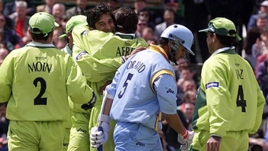 Wasim Akram reacts after dismissing Rahul Dravid in the 1999 World Cup match between India and Pakistan(Getty Images)