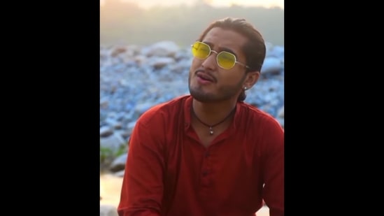 Man singing a soulful version of Kesariya in five languages.(Instagram/@himhansmusic)