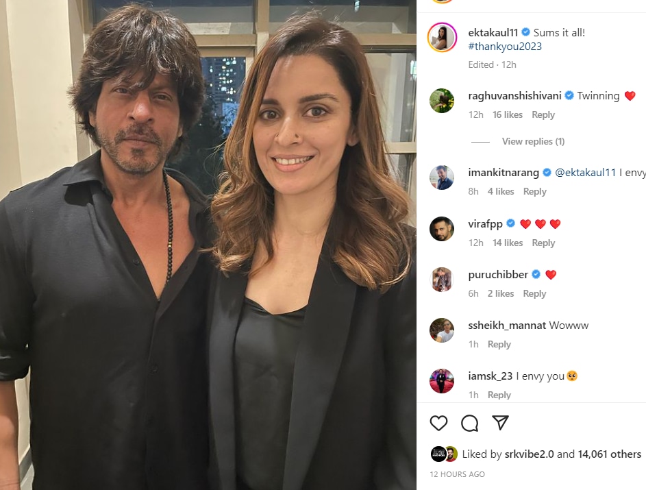 Shah Rukh Khan posed for a picture with actor Ekta Kaul,