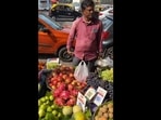 Anand Mahindra buying fruits from a local vendor using e-rupee, India’s digital currency.(Twitter/@anandmahindra) Anand Mahindra buying fruits from a local vendor using e-rupee, India’s digital currency.(Twitter/@anandmahindra)