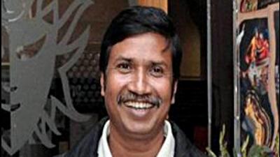 56-year-old Ajay Mandavi has spent the last decade teaching the tribal art of wooden calligraphy to undertrials at the Kanker district jail. (HT) 56-year-old Ajay Mandavi has spent the last decade teaching the tribal art of wooden calligraphy to undertrials at the Kanker district jail. (HT)