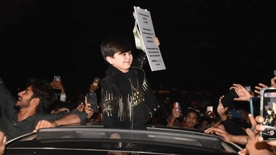 Singer Abdu Rozik waited outside Mannat with a placard for actor Shah Rukh Khan on Thursday. Singer Abdu Rozik waited outside Mannat with a placard for actor Shah Rukh Khan on Thursday.