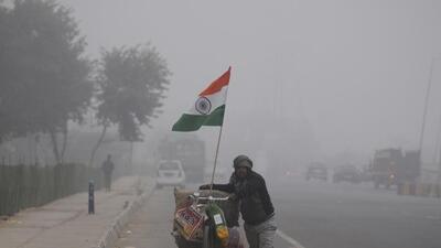Gurugram, India-January 26, 2023: Commuters seen on National Highway-48 wearing warm on a cold and foggy morning near Jharsa chowk flyover, in Gurugram, India, on Thursday, 26 January 2023. (Photo by Parveen Kumar/Hindustan Times) Gurugram, India-January 26, 2023: Commuters seen on National Highway-48 wearing warm on a cold and foggy morning near Jharsa chowk flyover, in Gurugram, India, on Thursday, 26 January 2023. (Photo by Parveen Kumar/Hindustan Times)