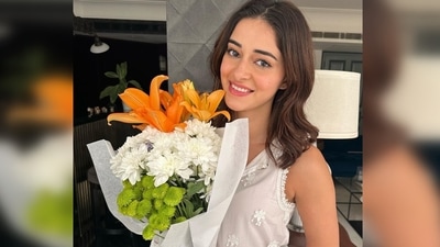 Ananya Panday took to her Instagram handle to share a photo of herself in a simple white top and holding a bouquet of flowers in her hand in the tricolour shades. (Instagram/@ananyapanday) Ananya Panday took to her Instagram handle to share a photo of herself in a simple white top and holding a bouquet of flowers in her hand in the tricolour shades. (Instagram/@ananyapanday)