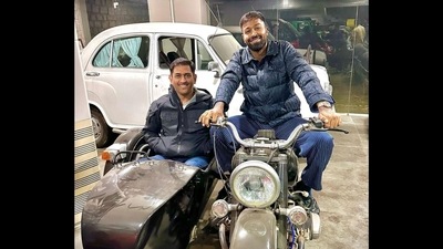 MS Dhoni and Hardik Pandya posing together. (Instagram/@hardikpandya93) MS Dhoni and Hardik Pandya posing together. (Instagram/@hardikpandya93)