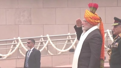 Prime Minister Narendra Modi pays respects to the fallen heroes at the National War Memorial. (ANI) Prime Minister Narendra Modi pays respects to the fallen heroes at the National War Memorial. (ANI)