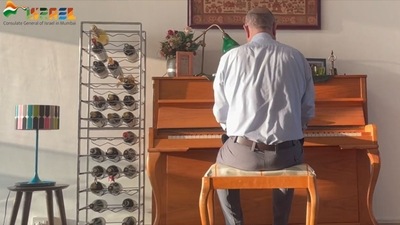 Republic Day 2023: Israeli diplomat Kobbi Shoshani is playing India’s National Anthem on the piano to wish Indians on R-day. (Twitter/@KobbiShoshani)
