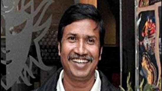 56-year-old Ajay Mandavi has spent the last decade teaching the tribal art of wooden calligraphy to undertrials at the Kanker district jail. (HT)