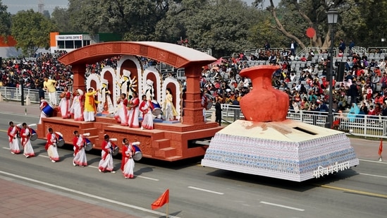 'Dhak, 'dhunuchi' and women wearing white sarees with red border bowing to Maa, the culture of Durga Puja came alive on Kartavya Path as West Bengal showcased its Republic Day tableau with a festive spirit.(ANI)