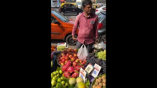Anand Mahindra buying fruits from a local vendor using e-rupee, India’s digital currency.(Twitter/@anandmahindra)