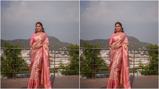 मृणाल ने दिन के लिए अपने लुक को गोल्डन नेक चोकोर, गोल्डन झुमका, एक गोल्डन ब्रेसलेट और हाउस ऑफ पक्ष से एक स्टेटमेंट गोल्डन रिंग में एक्सेसराइज़ किया। (Instagram/@mrunalthakur)