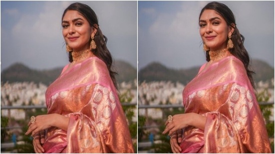 फैशन स्टाइलिस्ट गौरव देसाई द्वारा स्टाइल की गई, मृणाल ने अपने बालों को एक ढीली बंधी हुई गाँठ में पहना, जिसमें उनके अधिकांश बाल खुले हुए थे, एक साइड पार्ट के साथ। (Instagram/@mrunalthakur)