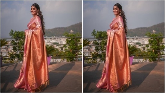 मेकअप आर्टिस्ट लोचन की सहायता से, मृणाल ने गुलाबी आईशैडो, ब्लैक आईलाइनर, ब्लैक कोहल, मस्कारा से लदी पलकें, खींची हुई आइब्रो, कंटूरेड गाल, न्यूड लिपस्टिक का एक शेड और एक छोटी काली बिंदी लगाई। (Instagram/@mrunalthakur)