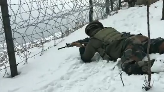 An Indian Army jawan patrols at the last post at an altitude of 7,200 feet amid heavy snowfall.(ANI)