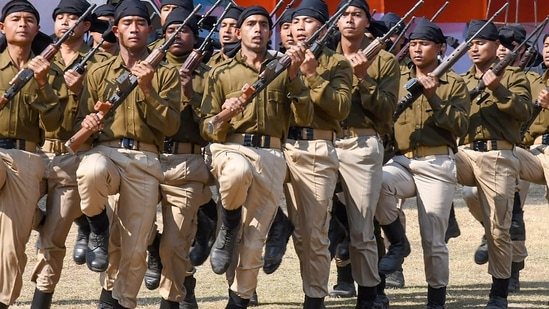  Security personnel march during a rehearsal of the Republic Day 2023 celebrations in Tezpur, (PTI)