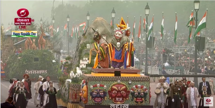 ఆ ప్రాంత విభిన్న సాంస్కృతిక వారసత్వాన్ని కళ్లుకు కట్టింది లద్ధాఖ్ శకటం.&nbsp;