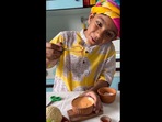 7-year-old boy perfectly makes jalebis in a viral video.(Instagram/@mymom_taughtmethis) 7-year-old boy perfectly makes jalebis in a viral video.(Instagram/@mymom_taughtmethis)