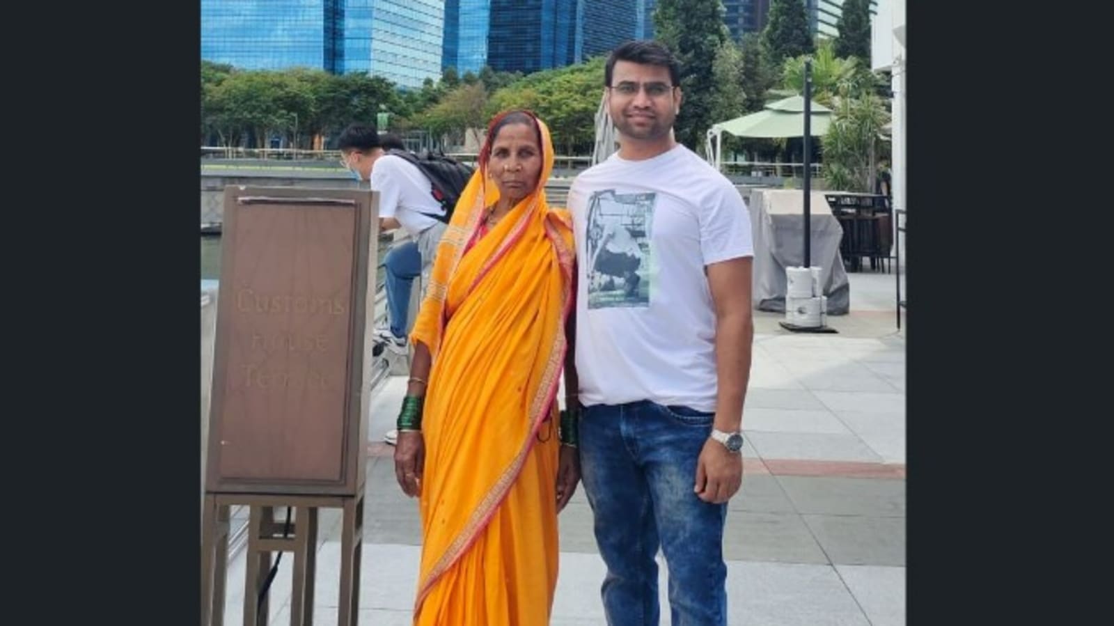 Hombre lleva a su madre de viaje a Singapur, y el motivo te derretirá el corazón |  De moda