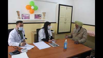 Doctors examining a patient at a newly inaugurated Aam Aadmi Clinics in Ludhiana on Friday. (HT Photo) Doctors examining a patient at a newly inaugurated Aam Aadmi Clinics in Ludhiana on Friday. (HT Photo)