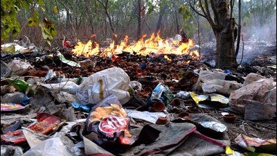 Ludhiana based civil society group Public Action Committee (PAC) has lodged a complaint with Ludhiana improvement trust (LIT) and municipal corporation (MC) for setting the organic waste in bulk on fire at Leisure Valley near Sidhwan Canal bridge, BRS Nagar, Ludhiana. (HT file photo for representation)
