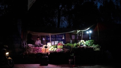 Vendors sell fruit under lights lit by batteries in Lahore, Pakistan. Millions of people across Pakistans major cities were plunged into a blackout prompted by a power grid failure, dealing another blow to the nation already reeling from surging energy costs. (Bloomberg) Vendors sell fruit under lights lit by batteries in Lahore, Pakistan. Millions of people across Pakistans major cities were plunged into a blackout prompted by a power grid failure, dealing another blow to the nation already reeling from surging energy costs. (Bloomberg)