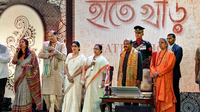 West Bengal Governor C.V. Ananda Bose, Chief Minister Mamata Banerjee, musician Puran Das Baul and others sing during the 'Hatey Khari' event at Raj Bhavan in Kolkata. (PTI)