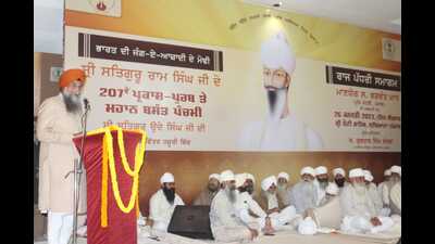 Punjab Vidhan Sabha speaker Kultar Singh Sandhwan addressing the gathering in a state level function held to celebrate the 207th Parkash Purb of Satguru Ram Singh at Bhaini Sahib, Ludhiana, on Thursday. (HT Photo)