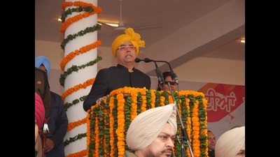 Punjab housing and urban development minister Aman Arora addressing the gathering at the district-level Republic Day function at Shaheed Major Harminder Pal Singh Government College in Phase 6, Mohali, on Thursday. (HT Photo)
