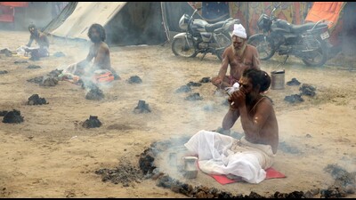 Sadhus performing Dhuni Puja at Magh Mela in Prayagraj on Thursday. (Anil Kumar Maurya/HT) Sadhus performing Dhuni Puja at Magh Mela in Prayagraj on Thursday. (Anil Kumar Maurya/HT)