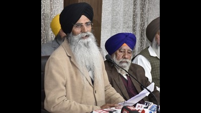 Shiromani Gudwara Parbhandhak Committee president Harjinder Singh Dhami (L) with members addressing a press conferece, Amritsar on Friday. (Photo by Sameer Sehgal /Hindustan Times) (HT photo)