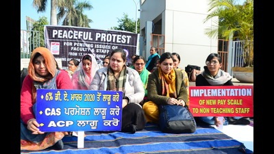 Teaching and non-teaching staff of Guru Nanak Dev Engineering College staging protest against the college authorities regarding their demands to implementation of new pay scale to the non teaching staff in Ludhiana on Friday. (Harvinder Singh//HT) Teaching and non-teaching staff of Guru Nanak Dev Engineering College staging protest against the college authorities regarding their demands to implementation of new pay scale to the non teaching staff in Ludhiana on Friday. (Harvinder Singh//HT)